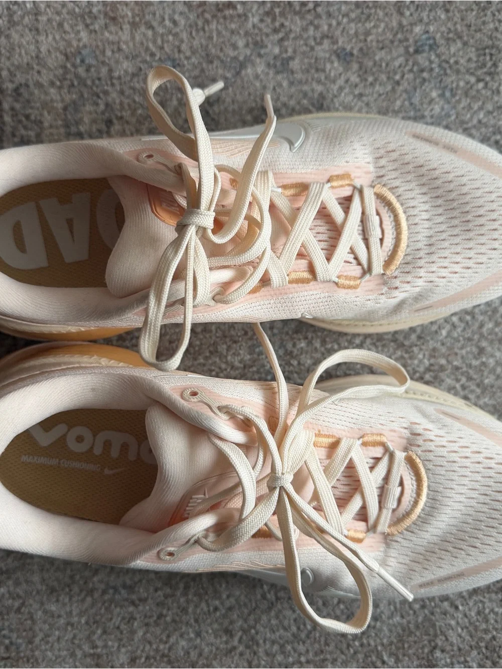 Nike Vomero 18 - Women's Running Shoes - Light Peach/White